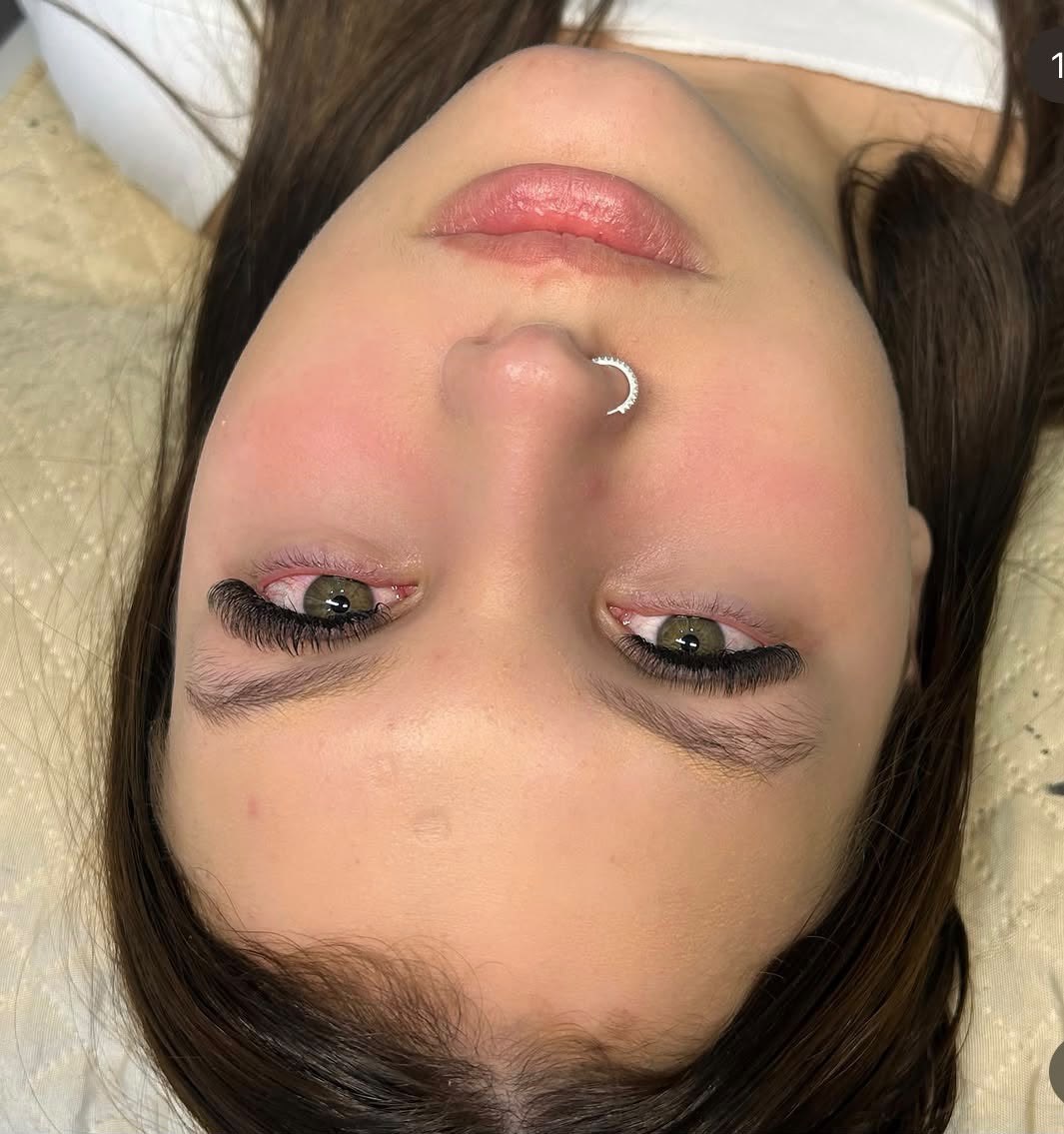 Resultado de extensão de cílios, olhos verdes
