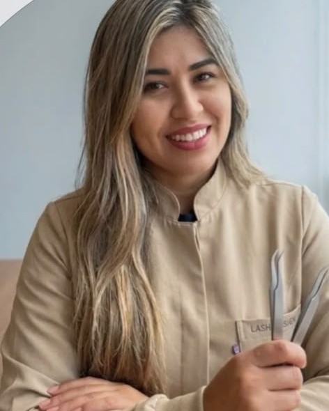 Aline Lash Designer, profissional de extensão de cílios
